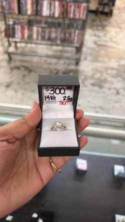 14k white gold pearl ring with hearts 2.6 grams size 7.5