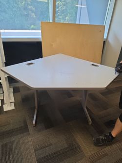 FREE CORNER DESK
