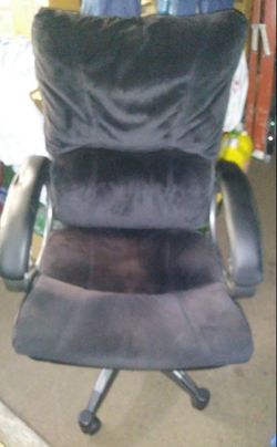 PLUSH EXECUTIVE OFFICE CHAIR