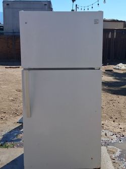 Kenmore Top-Freezer Refrigerator White