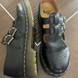 Women’s Dr.MARTENS casual shoe, black,durable leather, air cushion sole, size 8