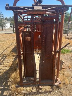Heavy Duty Livestock Cattle Squeeze Chute