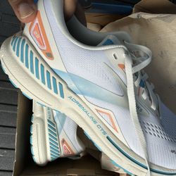 Women's Adrenaline 23 size 10