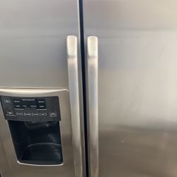 GE SIDE BY SIDE REFRIGERATOR IN PERFECT CONDITION 