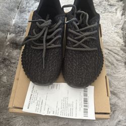 Adidas Yeezy Boost 350 V1 Triple Black 2016 shows BB5350 sneakers flats laces