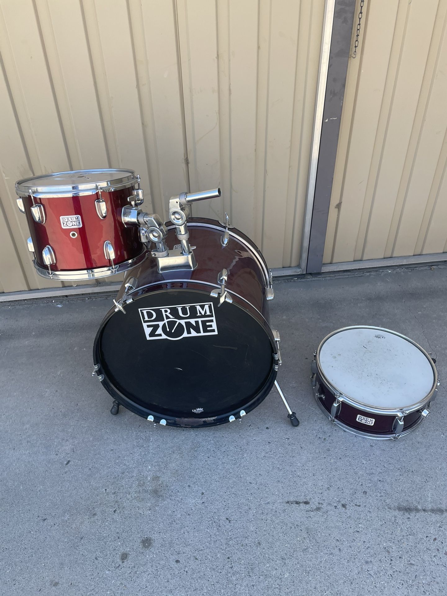 Three Piece Drum set DrumZone  This set is not complete and needs to be repaired