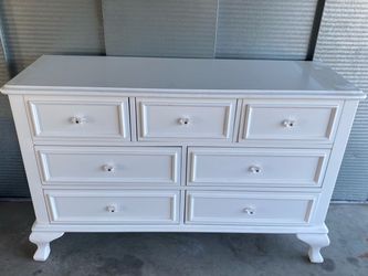 ✨🤍 BEAUTIFUL WHITE JENNA 7-DRAWER DRESSER! 🤍✨ $235