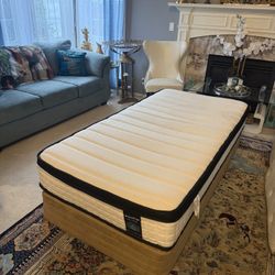 Xl Twin Mattress/box Spring /metal Frame (like New)