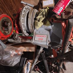 Rigid 300 pipe threading machine