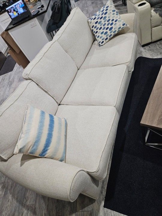 Rooms to go/Cindy Crawford 3 person couch. Sturdy