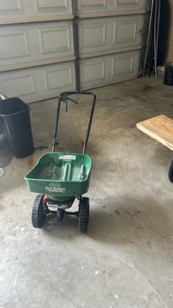 Fertilizer spreader