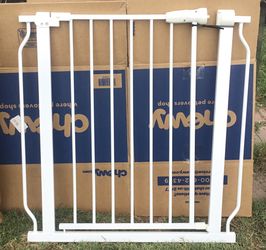 BalanceForm 291385 Walk Through White Safety Gate 29-1/8" to 38-1/2" Wide 30" Tall 2 Available SOLD SEPARATELY