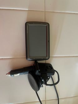 Garmin nüvi GPS Navigator with Car Mount