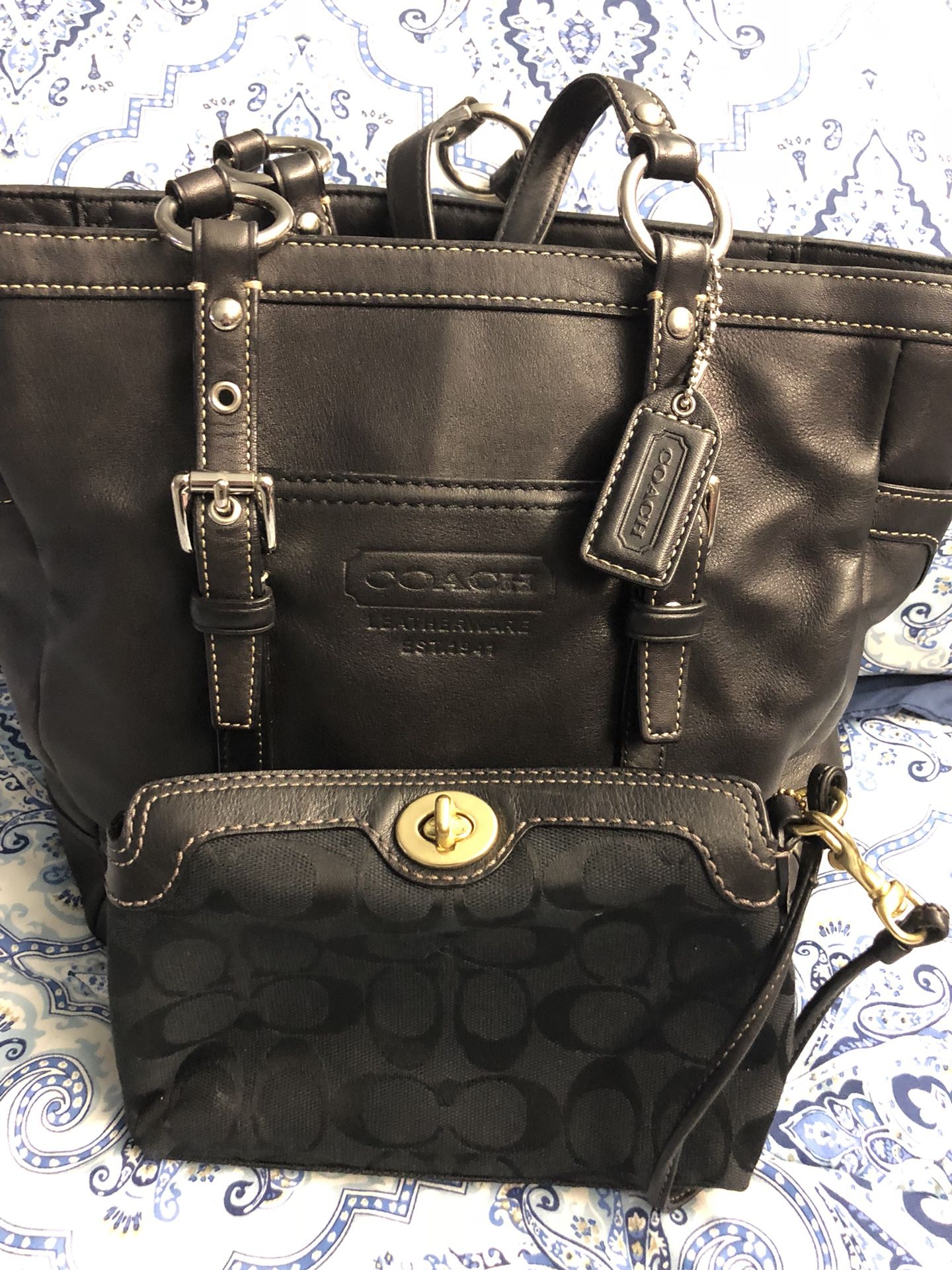 Gorgeous classic coach shoulder bags with free wristlet