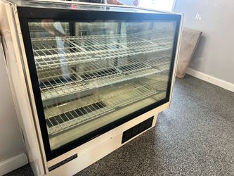 Commercial deli/bakery refrigerated display case