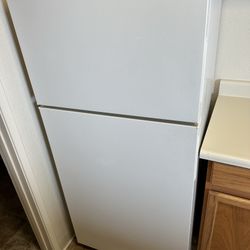 Hot Pointe Refrigerator 