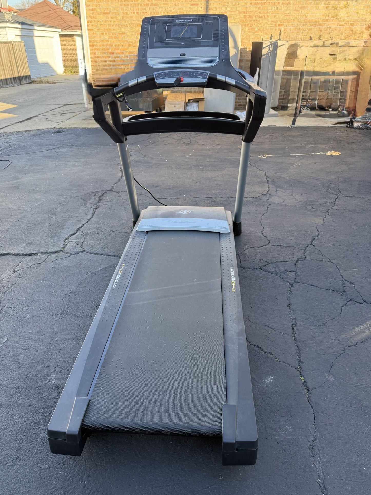 T 7.5S ,  3.0 CHIP , NORDIC TRACK TREADMILL WITH BLUETOOTH SPEAKERS,WI/FI CONNECTIVITY,COOLING FANS, TOUCH SCREEN DISPLAY. $400.00 OR BEST OFFER.