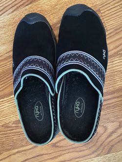 Women’s size 8.5 ryka black slides