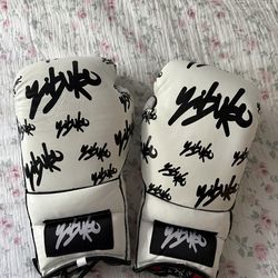 Yibuko boxing gloves