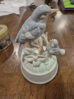 Rotating music box birds