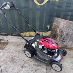BRAND NEW LAWNMOWER HONDA HRX-217 /200cc  THE LAWNMOWER IS SELF PROPELLED. NEVER HAD GASOLINE OR OIL IN ENGINE (a bottle of engine oil comes with it) 