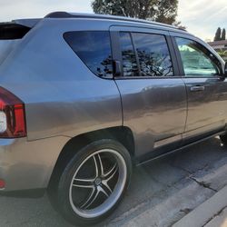 Jeep Compass, Low Miles, 4 Cylinder Gas Saver, Clean Title, Smogged, Registered, 20" Rims, Runs Great 