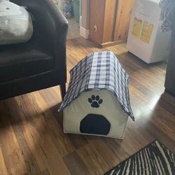 pet house comes apart with Velcro as shown in video On Marketplace. Pick up area Everett cash only.