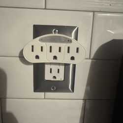 3-outlet wall tap with night light