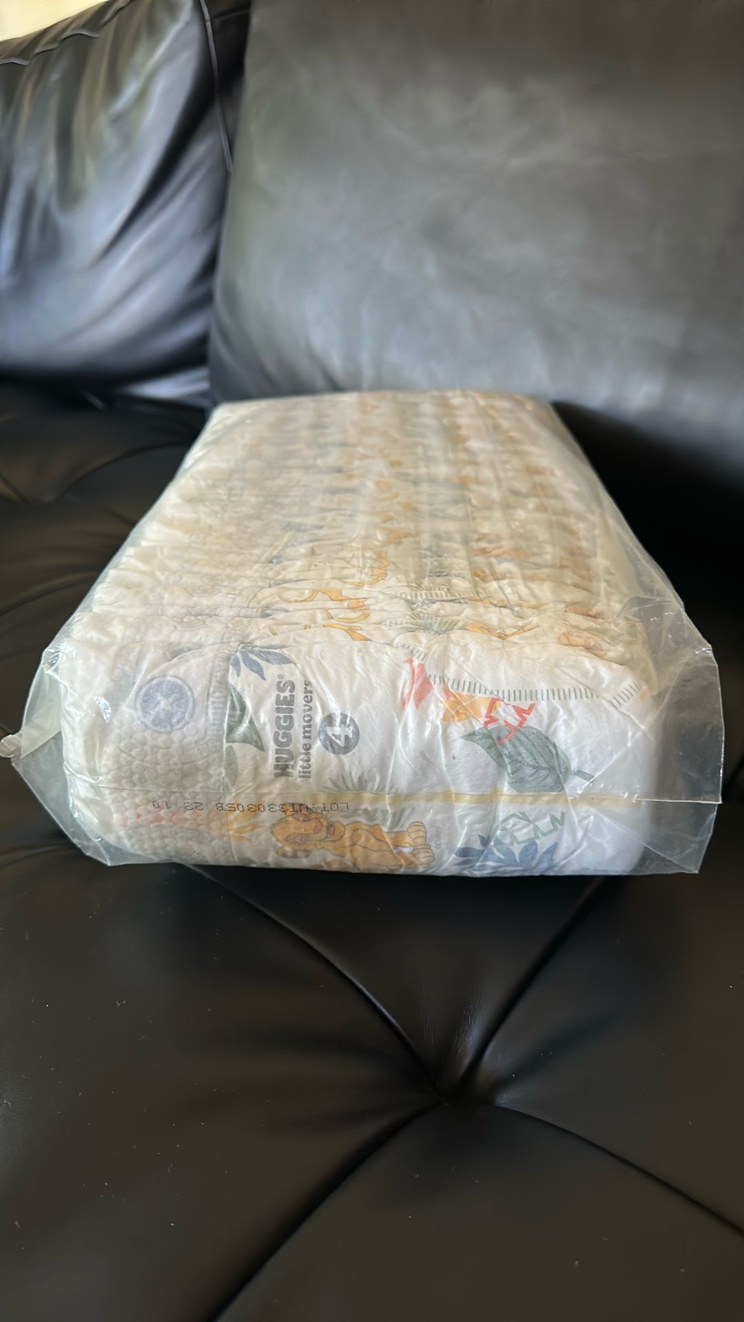 Size 4 Huggies Diapers 32 Count 