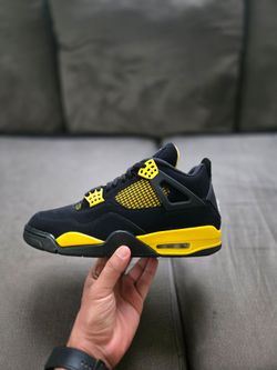 Jordan 4 Thunder (2023)