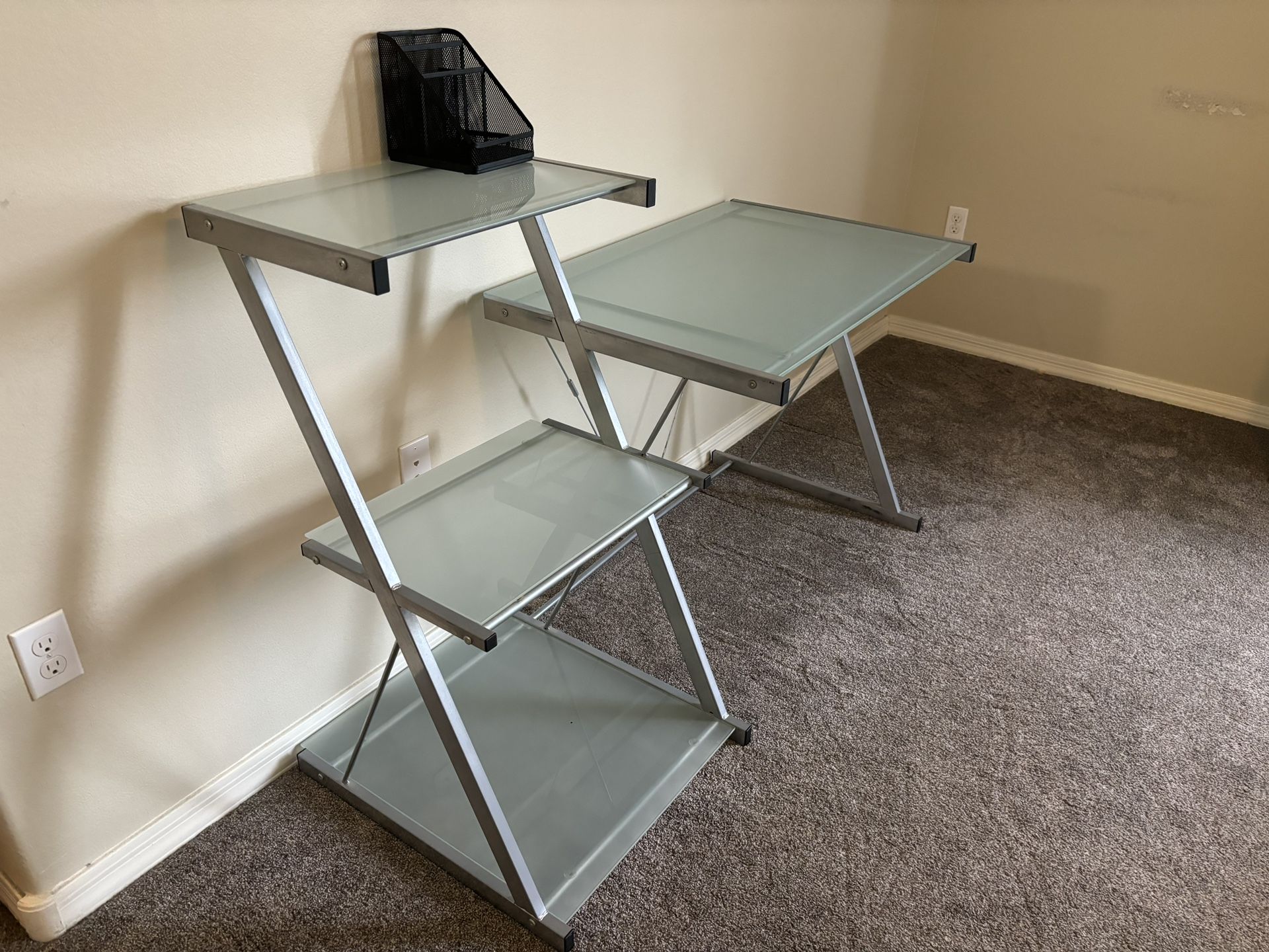 Moving Sale ! Glass Table w/ FREE pencil holder