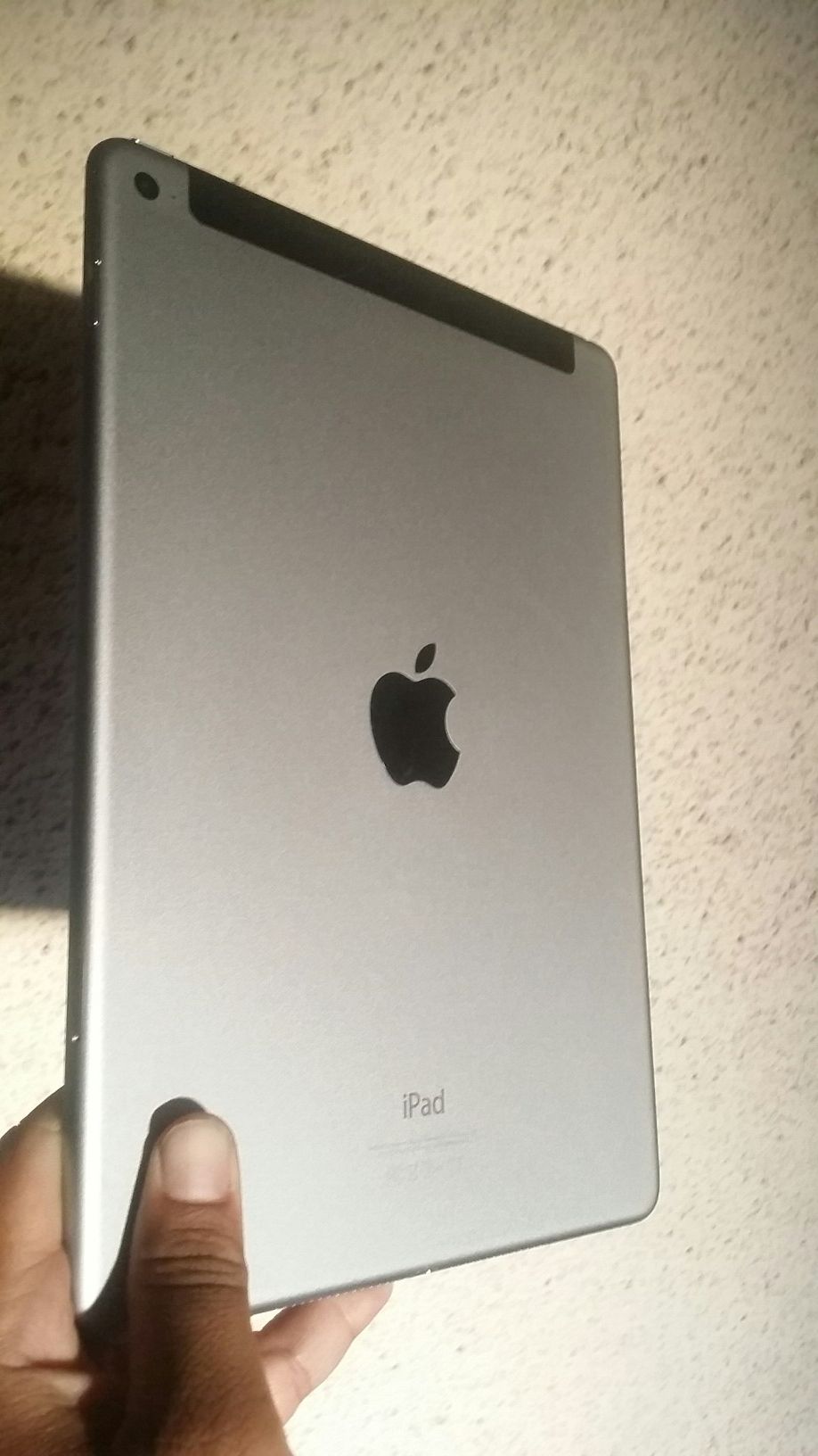 Apple IPad Air 2 (9.7" Retina / Thinnest iPad ever) 16GB WiFi + Cellular (Unlocked) with complete Accessories