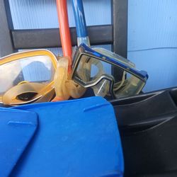2 Scuba Or Snorkel Masks+4 Flippers