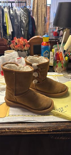 Ugg 13 Suede Koolaburra Tan Carmel 8 Boots Sherpa ChesnutWorn but great condition pick up 1116 airport dr afternoons and early evenings or mornings ro