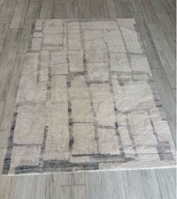 Cream & Gray Area Rug 5x8