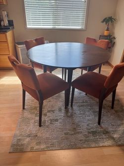 48” Round Dinning Table and Chairs