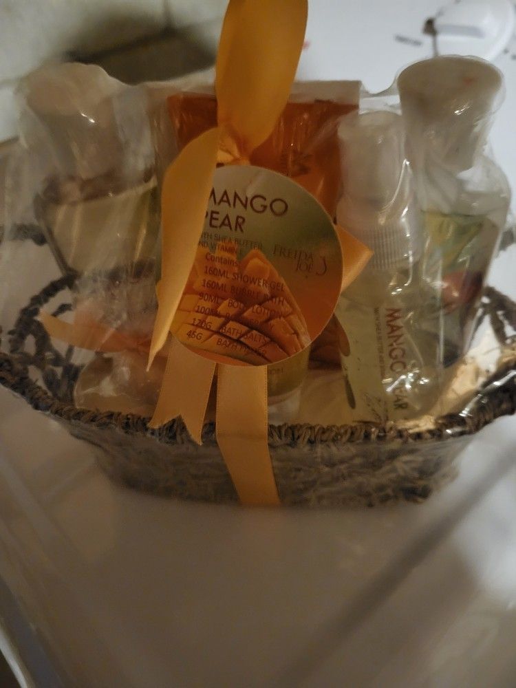 Mango Pear Body Wash Gift Pck /candle Summer Melon