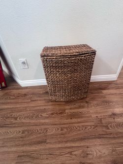 Woven Seagrass Laundry Hamper with Lid. Storage