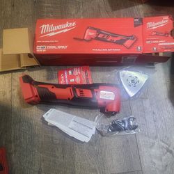 Milwaukee M18 18V  Oscillating Multi-Tool 