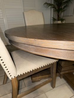 Solid wood table & 5 comfortable solid wood chairs with cloth upper