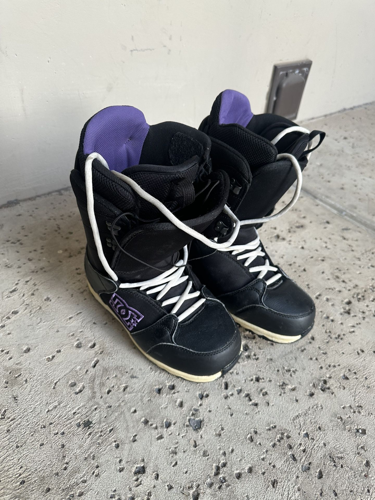 DC Woman’s Size 9 Snowboarding Boots