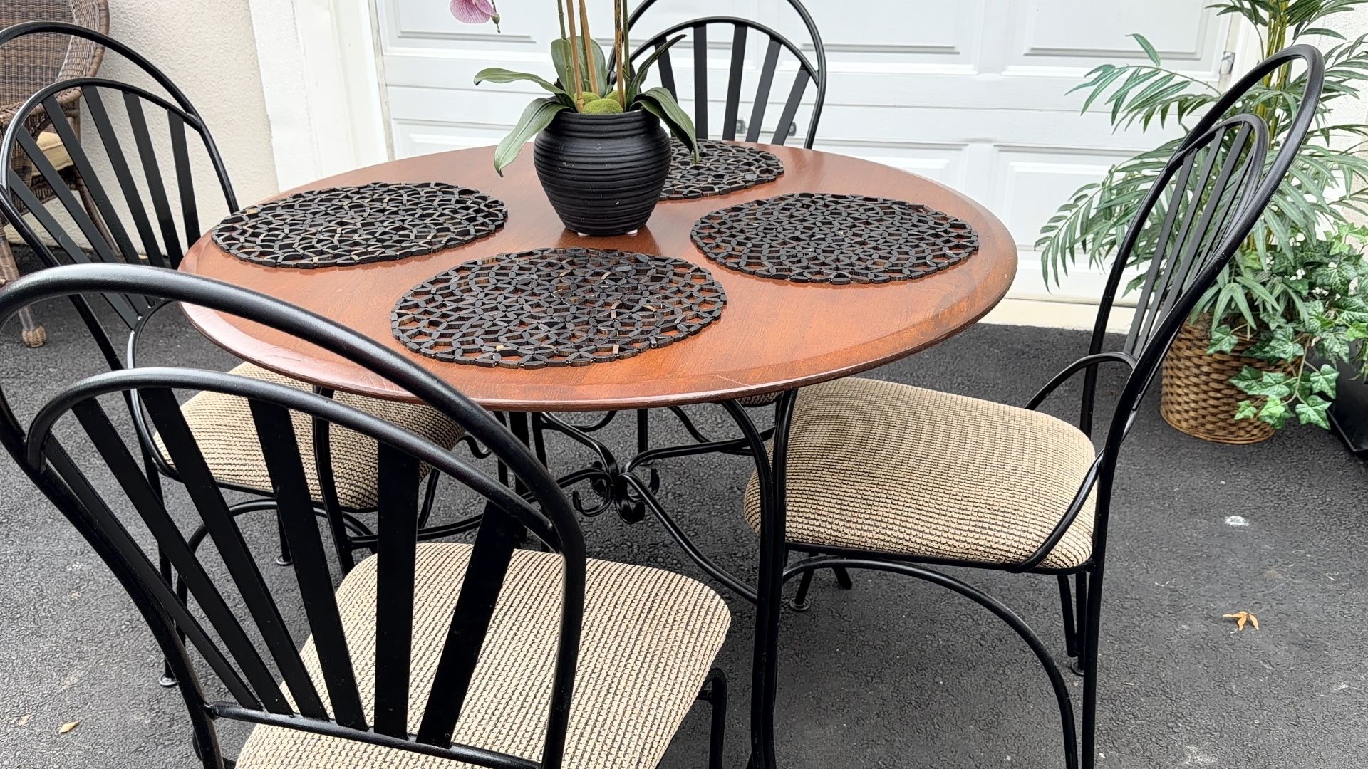 Cute Small Dining Set Table & 4 Chairs W/Black Wrought Iron Frames. Delivery Available 🚚.
