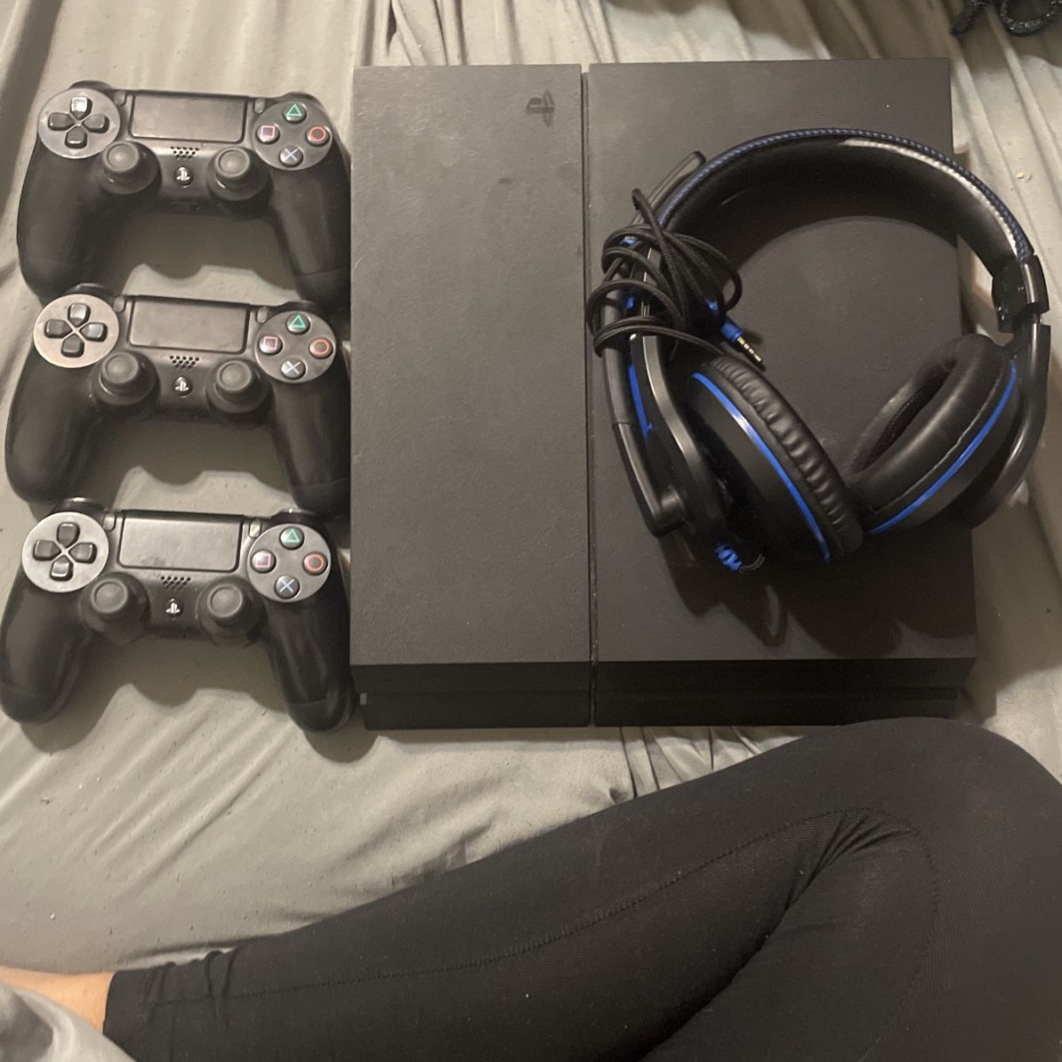PS4 + 3 Controllers + Headphones With Mic
