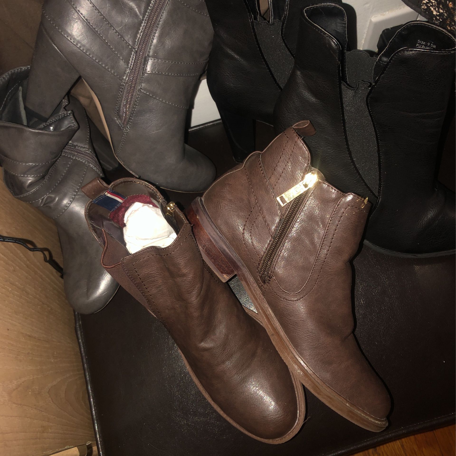 TOMMY HILF BRN BOOTS 