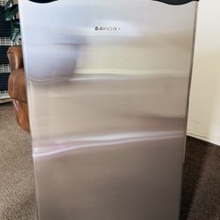Mini Refrigerator W/ Freezer 