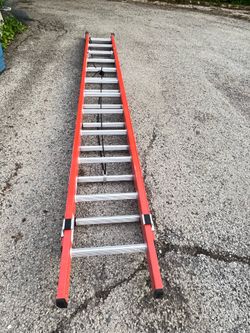 Like new werner heavy duty 24’ ladder everything works as it should