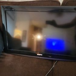 32in Sanyo TV With Wall Mount 