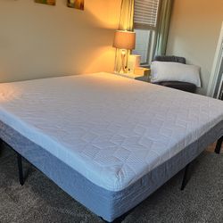 Like New Amazon Basics (Med Firm) King Memory Foam Mattress 12”