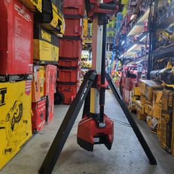 Milwaukee
M18 18-Volt Lithium-lon Cordless 6,000 Lumens Rocket Dual Power Tower Light with Charger (Tool-Only)