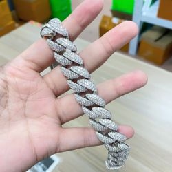 Cuba Bracelet Iced out with vvs （18mm And 160g)